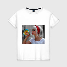 Женская футболка хлопок с принтом Мыльный пузырь в Белгороде, 100% хлопок | прямой крой, круглый вырез горловины, длина до линии бедер, слегка спущенное плечо | девушкам | для девушек | мыльный пузырь | фотография девушки