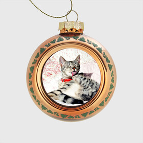 Стеклянный ёлочный шар с принтом Кошка в Белгороде, Стекло | Диаметр: 80 мм | cat | collar | heel | licking | lying | red | striped | кошка | красный | лежит | лижет | ошейник | полосатая | пятка