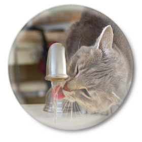 Значок с принтом Кот пьющий воду из под крана в Белгороде,  металл | круглая форма, металлическая застежка в виде булавки | Тематика изображения на принте: 