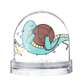 Снежный шар с принтом Маленький дракончик в Белгороде, Пластик | Изображение внутри шара печатается на глянцевой фотобумаге с двух сторон | динозавр | дракон | дракончик | клубок | малыш | нитки