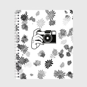 Тетрадь с принтом Турист в Белгороде, 100% бумага | 48 листов, плотность листов — 60 г/м2, плотность картонной обложки — 250 г/м2. Листы скреплены сбоку удобной пружинной спиралью. Уголки страниц и обложки скругленные. Цвет линий — светло-серый
 | камера | отдых | отпуск | прикольная картинка | цветы | чб | черно белое