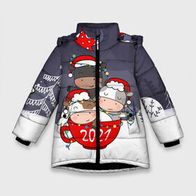 Зимняя куртка для девочек 3D с принтом Новогодние быки в чашке в Белгороде, ткань верха — 100% полиэстер; подклад — 100% полиэстер, утеплитель — 100% полиэстер. | длина ниже бедра, удлиненная спинка, воротник стойка и отстегивающийся капюшон. Есть боковые карманы с листочкой на кнопках, утяжки по низу изделия и внутренний карман на молнии. 

Предусмотрены светоотражающий принт на спинке, радужный светоотражающий элемент на пуллере молнии и на резинке для утяжки. | 2021 | 7 января | bull | newyear | santa | бык | быки | бычок | год быка | дед мороз | корова | новогодние каникулы | новогодние праздники | новый 2021 | новый год | новый год 2021 | рождество | сани | санта | санта клаус
