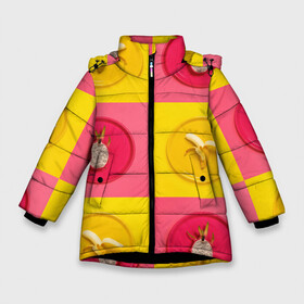 Зимняя куртка для девочек 3D с принтом фрукты шахматы в Белгороде, ткань верха — 100% полиэстер; подклад — 100% полиэстер, утеплитель — 100% полиэстер. | длина ниже бедра, удлиненная спинка, воротник стойка и отстегивающийся капюшон. Есть боковые карманы с листочкой на кнопках, утяжки по низу изделия и внутренний карман на молнии. 

Предусмотрены светоотражающий принт на спинке, радужный светоотражающий элемент на пуллере молнии и на резинке для утяжки. | Тематика изображения на принте: 3d | банан | вкусняшки | еда | желтый | клетка | розовый | фрукты