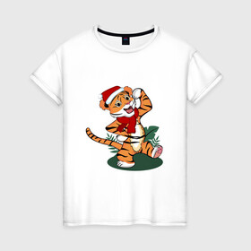 Женская футболка хлопок с принтом Новогодний тигр 2022 в Белгороде, 100% хлопок | прямой крой, круглый вырез горловины, длина до линии бедер, слегка спущенное плечо | 2022 | зимний тигр | качок | новый год | подарок на новый год | сильный | стоит | тигр в новогодней шапке | тигренок | хвастается